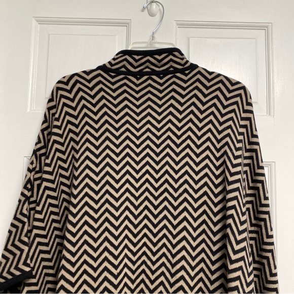 Liz Claiborne Sweater Poncho L/XL Black and Beige Chevron leather buckle closure - Picture 7 of 12